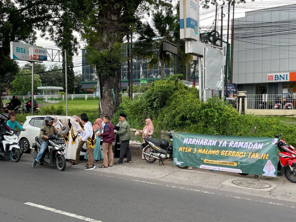 Kader SSK MTsN 3 Malang Bagikan Takjil di Lawang View Kabupaten Malang