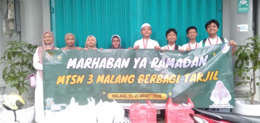 Dewan Kerja Galang (DKG) MTsN 3 Malang Mengadakan Aksi Sosial Berbagi Takjil