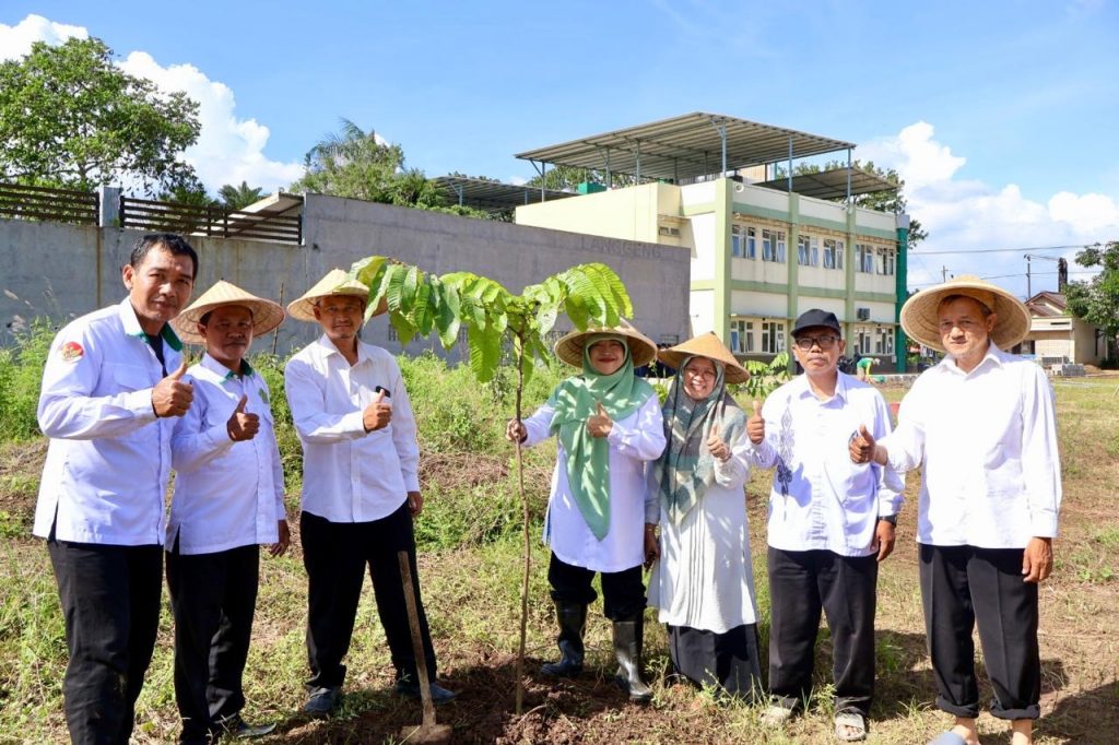 MTsN 3 Malang Tanam 20 Pohon Matoa, Dukung Gerakan Nasional Sejuta Pohon Matoa Kementerian Agama RI