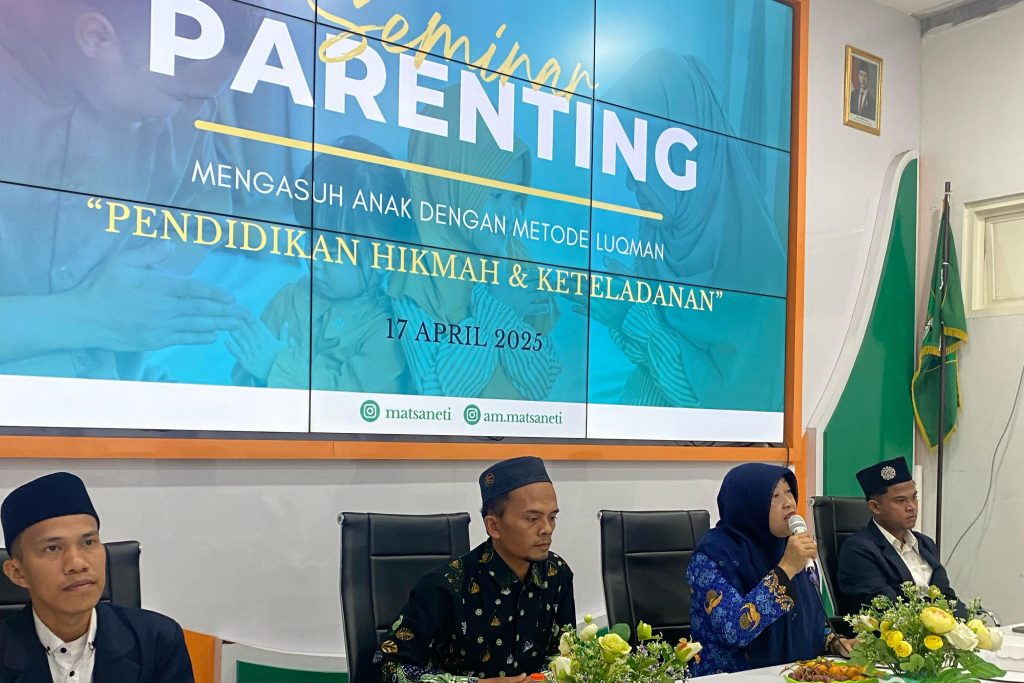 MTsN 3 Malang dengan Mahasiswa Asistensi Mengajar UIN Malang berkolaborasi Gelar Pengambilan Rapot dan Kegiatan Parenting Bertema “Mendidik Anak dengan Metode Luqman”