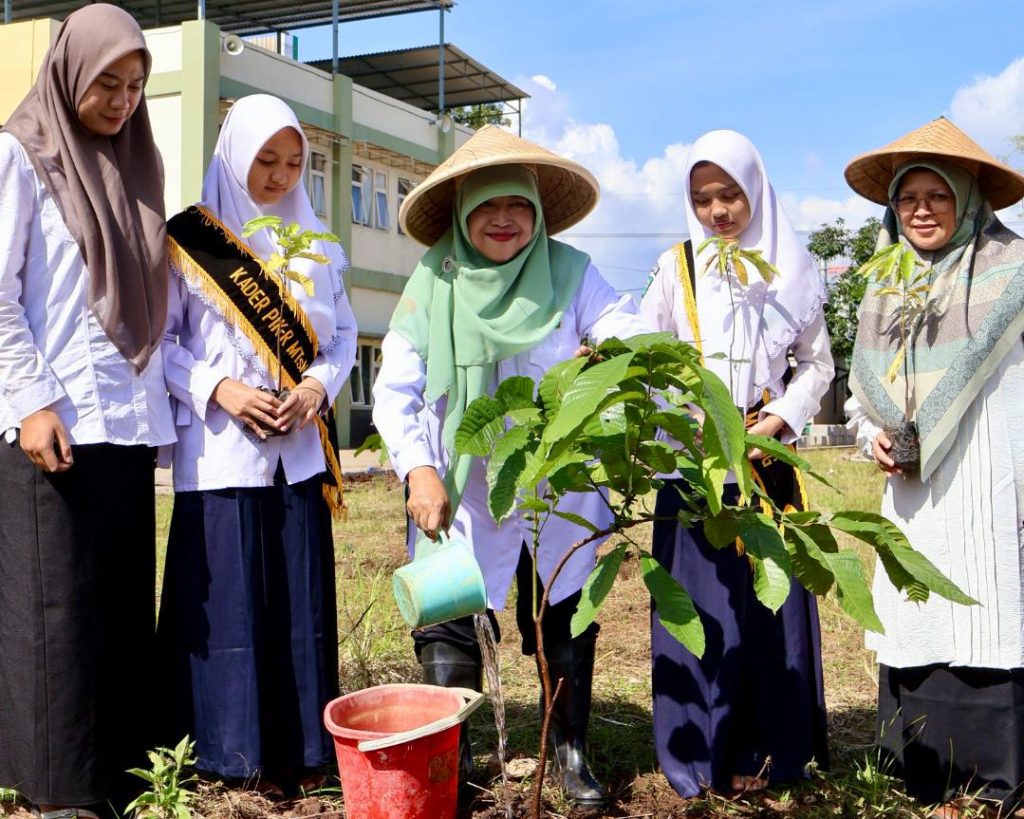Kader SSK MTsN 3 Malang Ikut Serta dalam Aksi Penanaman Pohon Matoa Serentak Peringati Hari Bumi