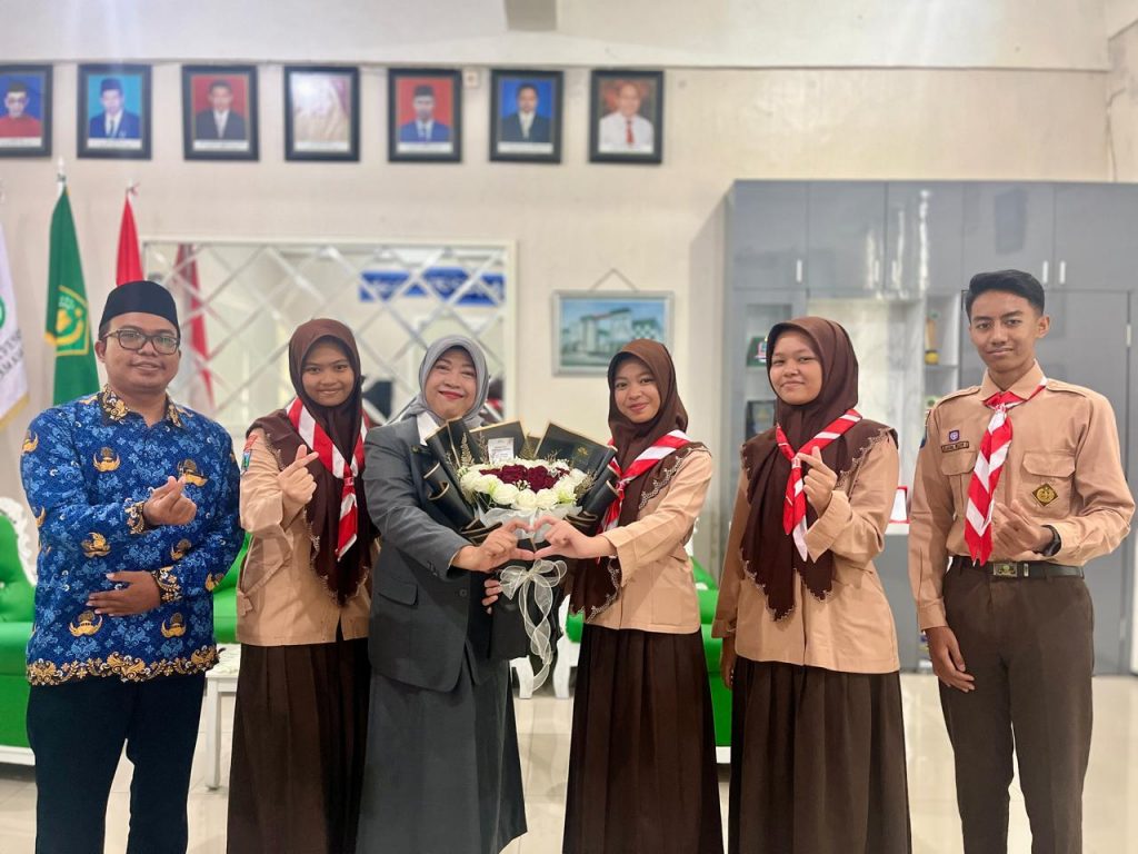 MTsN 3 Malang Gelar Upacara Hardiknas 2025: Teguhkan Semangat Pendidikan Bermutu untuk Semua