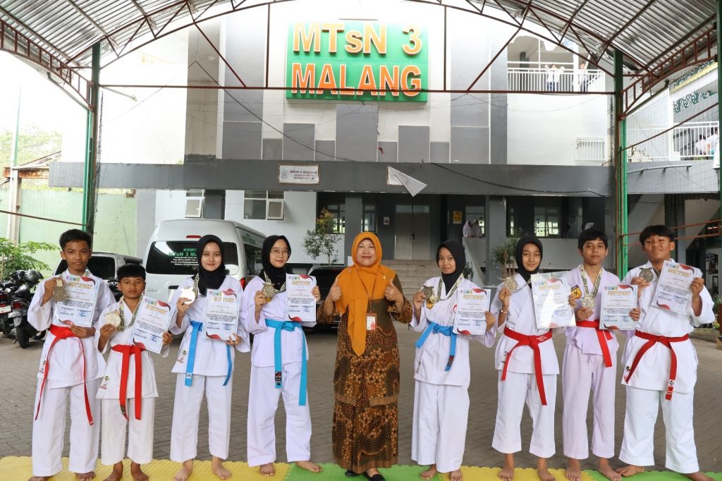 Siswa MTsN 3 Malang Raih Prestasi Membanggakan di Kejuaraan East Java Karate Championship 2025 Piala Kemenpora Republik Indonesia