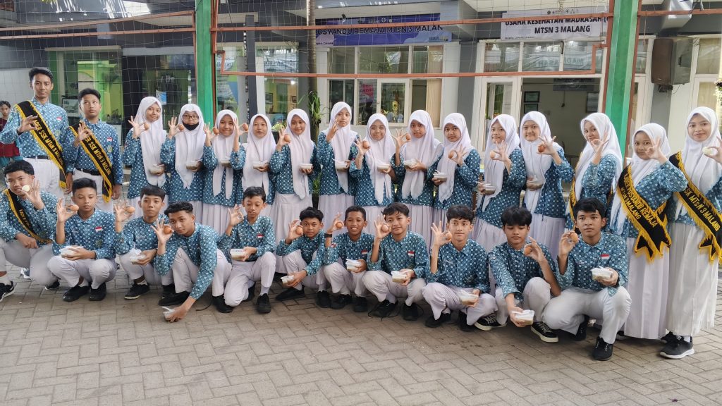 Kader Posyandu Remaja MTsN 3 Malang Aktif Berikan Layanan Konseling Sebaya dan Makanan Bergizi Kepada Peserta Didik
