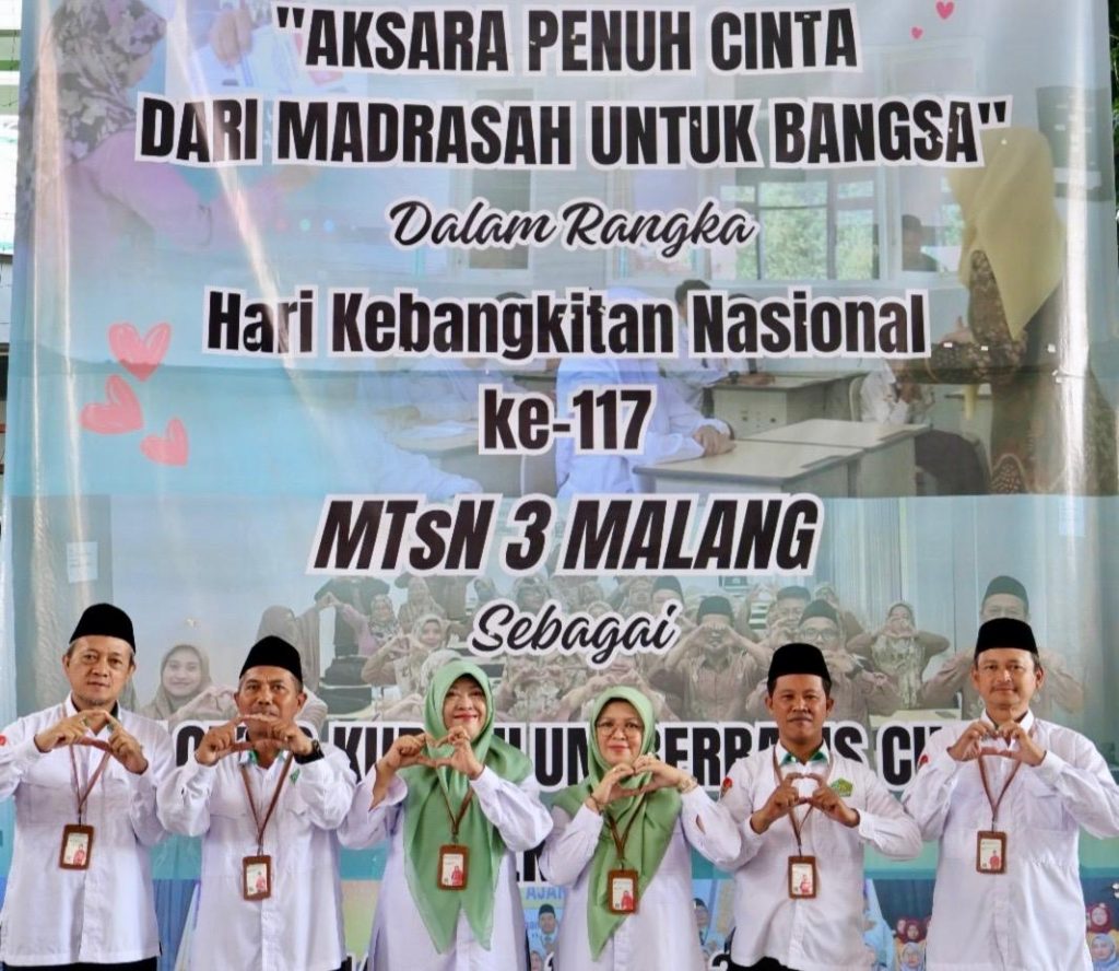 MTsN 3 Malang Peringati Hari Kebangkitan Nasional ke-117 dengan 1000 Puisi Bertema Cinta