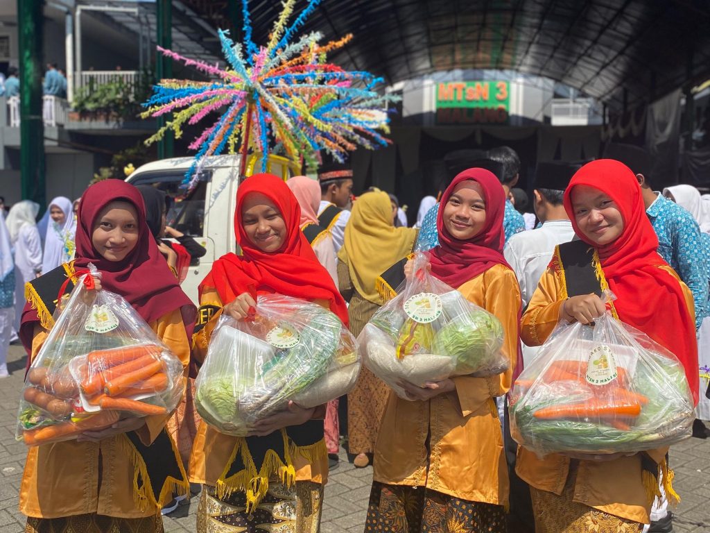 MTsN 3 Malang dan Program SSK: Gaungkan Syukur dengan Berbagi Bahan Bergizi di Abdan Syakuro
