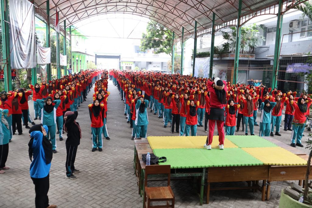 Senam Sehat Bersama, MTsN 3 Malang Gaungkan Cinta Diri dan Hidup Sehat