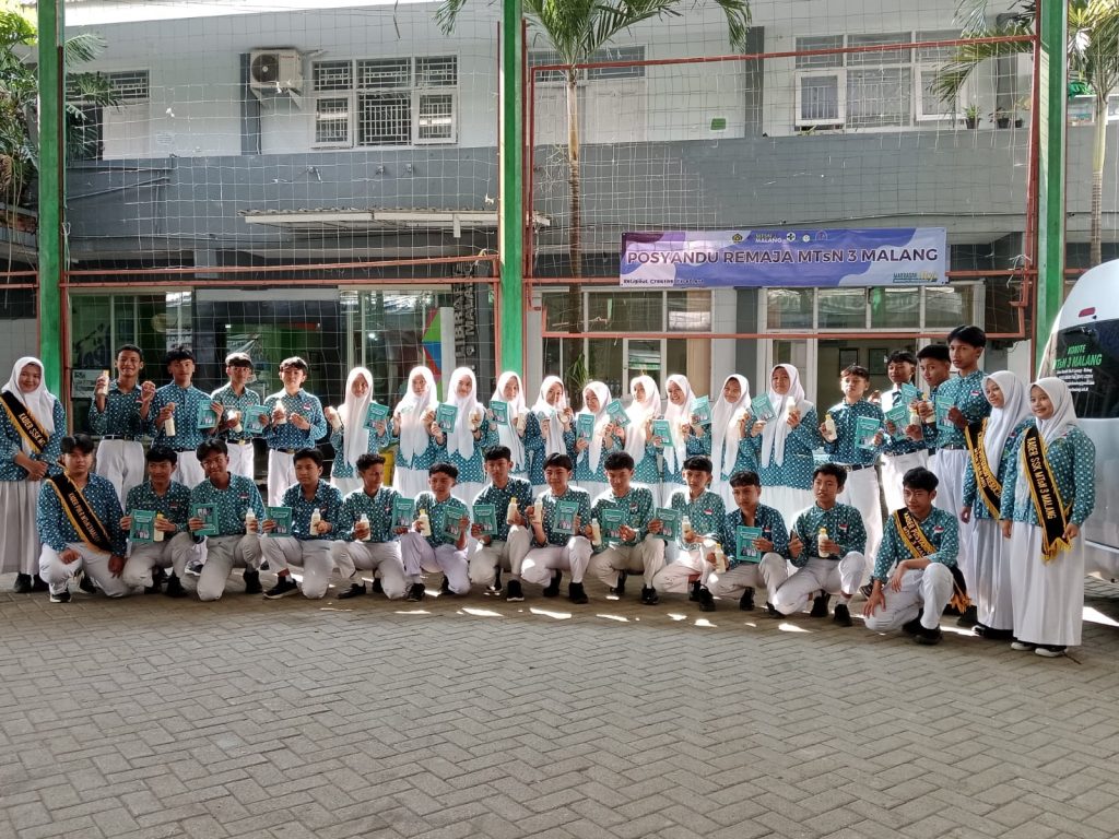 CEGAH STUNTING POSYANDU REMAJA BERIKAN MAKANAN TAMBAHAN BERGIZI SULE DAN TELUR REBUS