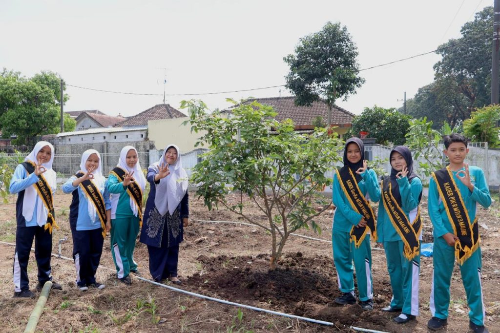 Giat Penanaman Pohon dalam Rangka Hari Anak Nasional oleh Kader SSK MTsN 3 Malang