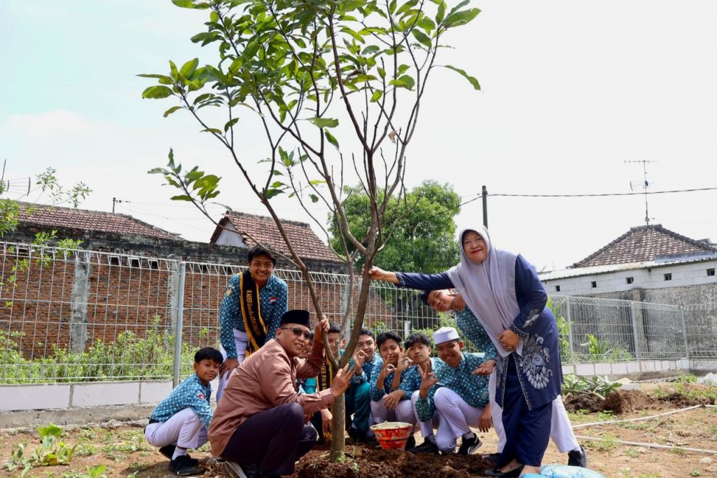 Cinta Anak, Cinta Bumi! MTsN 3 Malang Peringati HAN 2025 dengan Pemeriksaan Kesehatan dan Penanaman Pohon