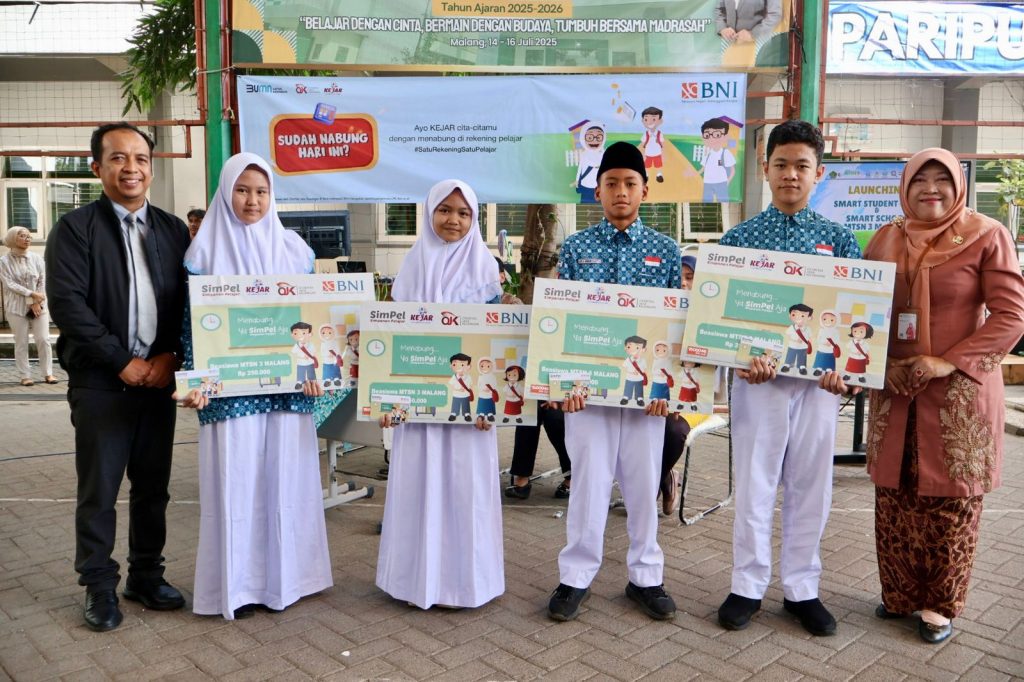 Bank Goes To School, Empat Siswa Berprestasi Terima Beasiswa dari BNI