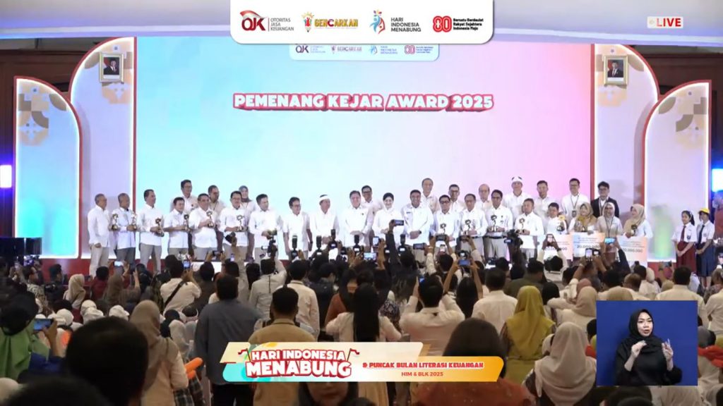 Hj. Warsi Menerima Penghargaan Dari Menko Bidang Perekonomian RI, Airlangga Hartarto, Sebagai Satuan Pendidikan Berbasis Agama Implementasi KEJAR Terbaik dari OJK