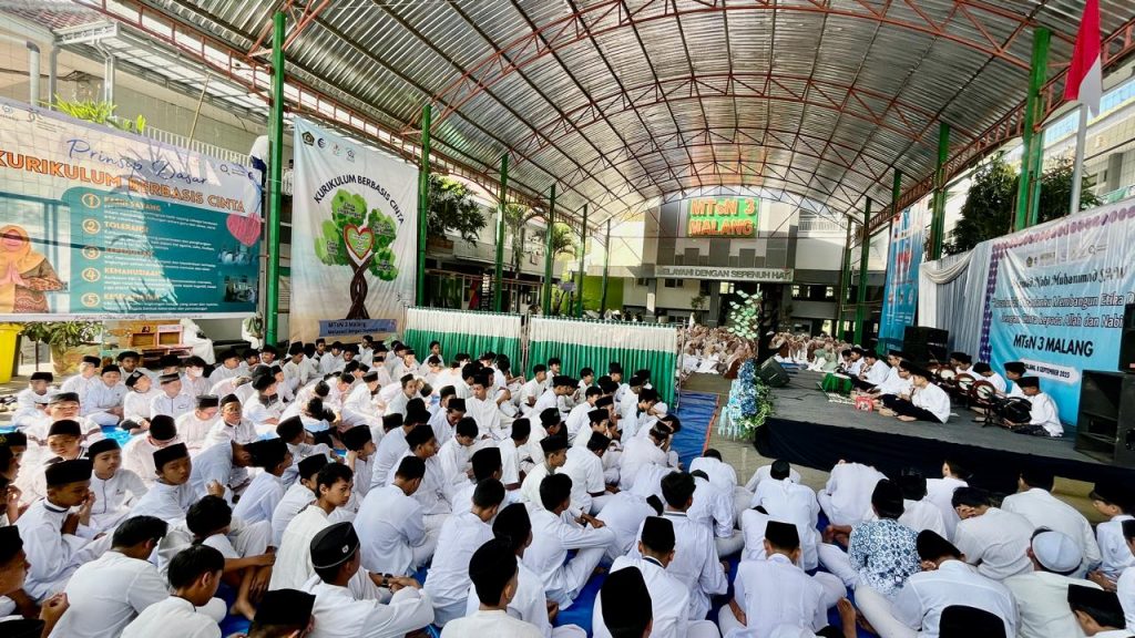 MTsN 3 Malang Peringati Maulid Nabi: Meneladani Rasulullah, Membangun Etika Digital dengan Cinta