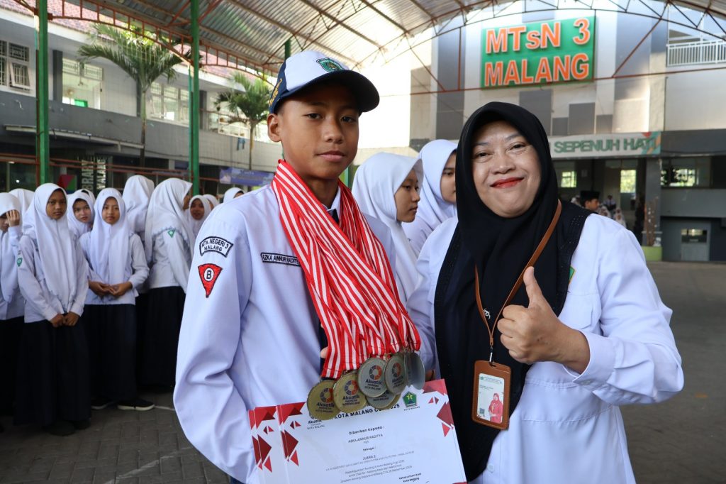 Murid MTsN 3 Malang Raih Gelar Perenang Terbaik pada Kejuaraan Akuatik Indonesia Kota Malang Cup 2025