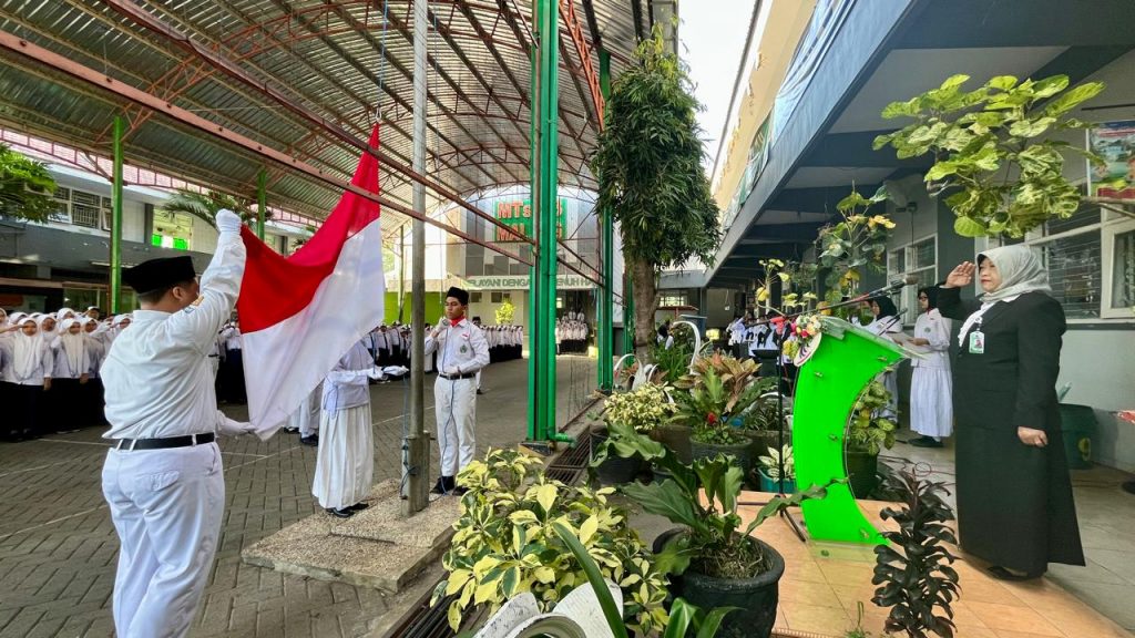 Regenerasi Pemimpin : MTsN 3 Malang Lantik Pengurus OSIS Baru, Hj. Warsi Tekankan Amanah, Prestasi, dan Cinta dalam Kepemimpinan