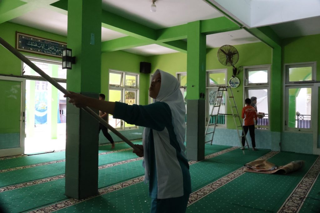 Ciptakan Kenyamanan Ibadah: OSIS/MPK MTsN 3 Malang Kompak Bersihkan Masjid Jelang Bulan Suci Ramadhan 1447H