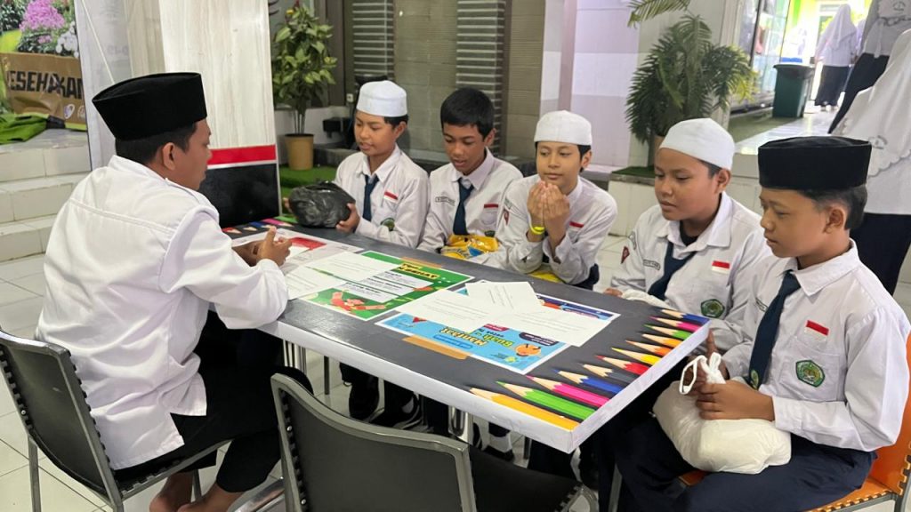 Telah Dibai’at dan Mendapatkan Pembinaan dari BAZNAS, Amil Zakat MTsN 3 Malang Layani Zakat Fitrah Secara Syar’i