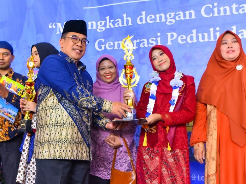 Pesan Menyentuh Hj. Warsi di Pelepasan Murid MTsN 3 Malang: Jangan Tinggalkan Salat Duha dan Tadarus