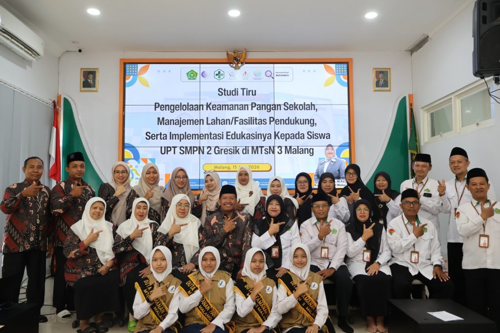 UPT SMPN 2 Gresik Lakukan Studi Tiru Keamanan Pangan dan Program Unggulan MTsN 3 Malang
