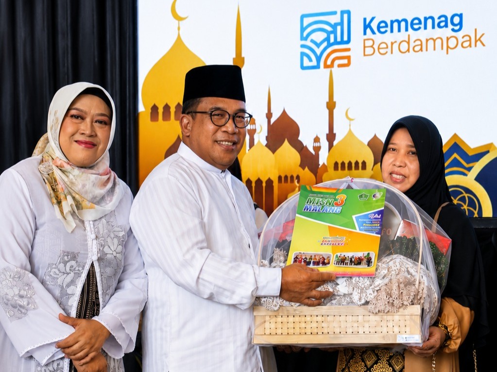 Kelulusan yang Menginspirasi: Murid MTsN 3 Malang Tebar Sarung dan Mukenah ke Masjid Sekitar