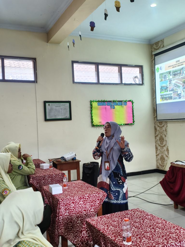 Kader SSK MTsN 3 Malang Tumbuhkan Kesadaran Kependudukan di MTs Al-Ma’arif 2 Singosari