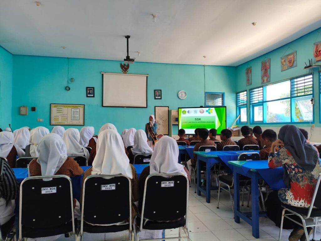 Kader SSK MTsN 3 Malang Tularkan Edukasi Kependudukan ke SMP Negeri 2 Singosari