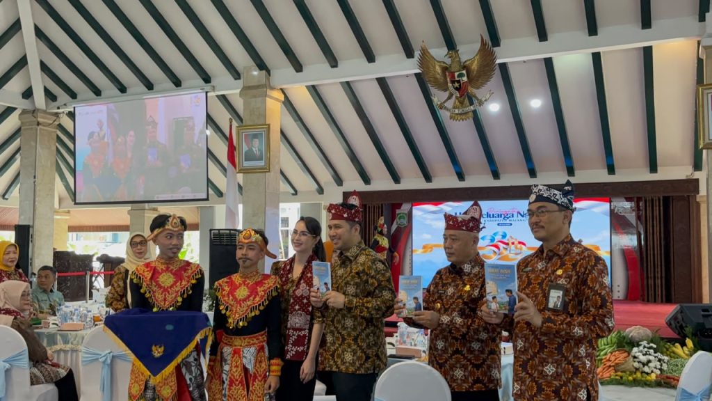 Gelorakan Peran Keluarga di Harganas ke-33, BKKBN Jatim Apresiasi Buku “Surat Ayah Cahaya Anak MTsN 3 Malang ” Karya Kepala MTsN 3 Malang