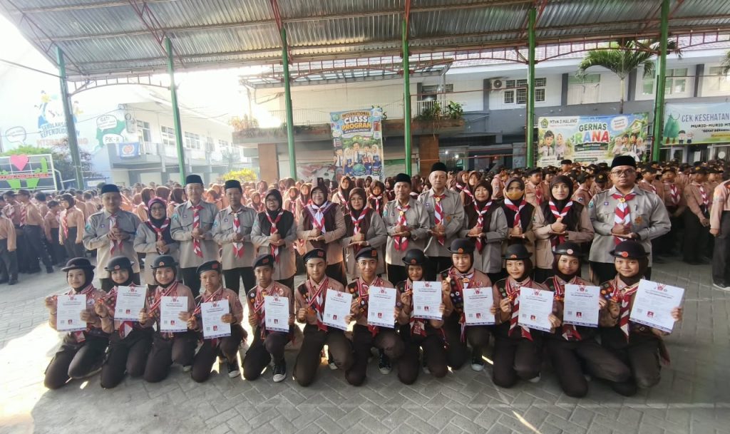 13 Pramuka Garuda MTsN 3 Malang Terima Reward, Wujud Pelayanan Publik Berbasis Apresiasi