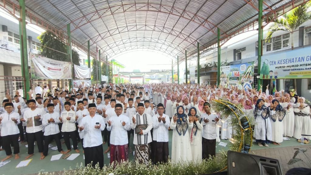 Peringati Maulid Nabi Muhammad SAW, 1.015 Murid MTsN 3 Malang Gaungkan Sholawat dan Makan Buah Bersama