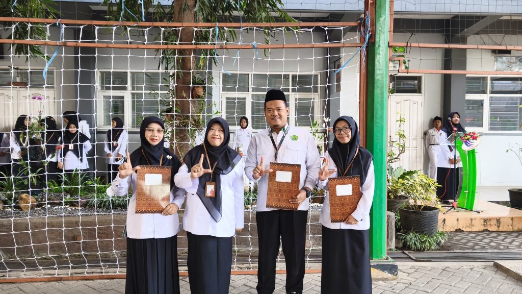 Apresiasi Dedikasi dan Prestasi, Kepala MTsN 3 Malang Berikan Reward Kepada Guru Bahasa Indonesia