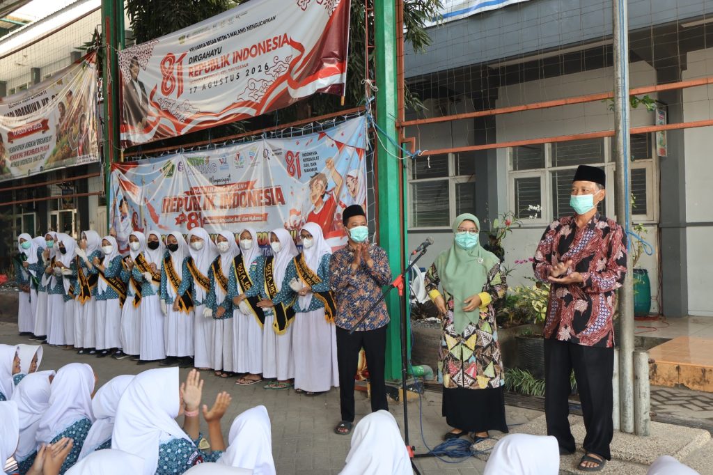 Jaga Imunitas di Musim Kemarau Panjang, MTsN 3 Malang Bagikan Vitamin C Serentak untuk Seluruh Murid