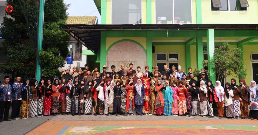 Tumbuhkan Jiwa Patriotik dan Empati, MTsN 3 Malang Gelar Upacara Sumpah Pemuda dan Sertijab OSIM-MPK